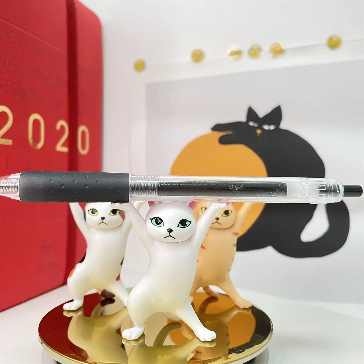 Grappige penhouder Cat Doll Ornamenten Plastic Ambachten Oortelefoon Ondersteuning voor Kinderen Geschenk Kamer Desk Home Decoratie Accessoires1